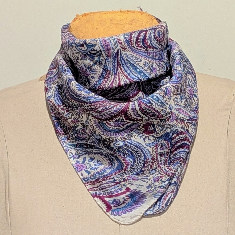 NWOT Beckwoman  21”x21” Blue And Purple Paisley Ascot Scarf